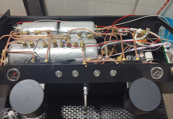 トリプルボイラーとプログラム可能な機能を持つ商業用半自動エスプレッソメーカー
